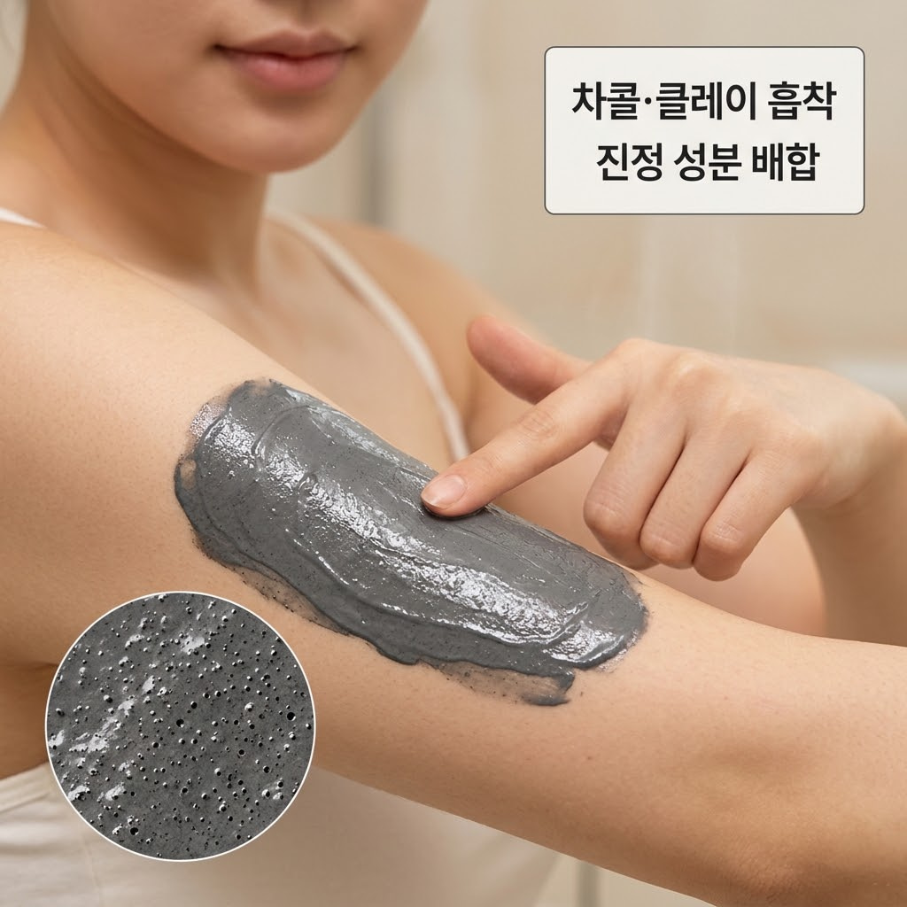 자연광이 드는 밝은 뷰티 스튜디오 테이블 위. 투명 유리 소재의 '계량컵 없는 믹싱 볼'에 미세한 다공성 구조를 띤 숯가루와 병풀 등 진정 성분이 배합된 꾸덕한 클레이 베이스가 담겨 있고, "두 개의 사람 손"이 스패출러를 쥐고 내용물을 부드럽게 섞으며 피지 흡착과 진정을 돕는 완벽한 팩 제형을 완성해 내는 디테일한 믹싱 액션.