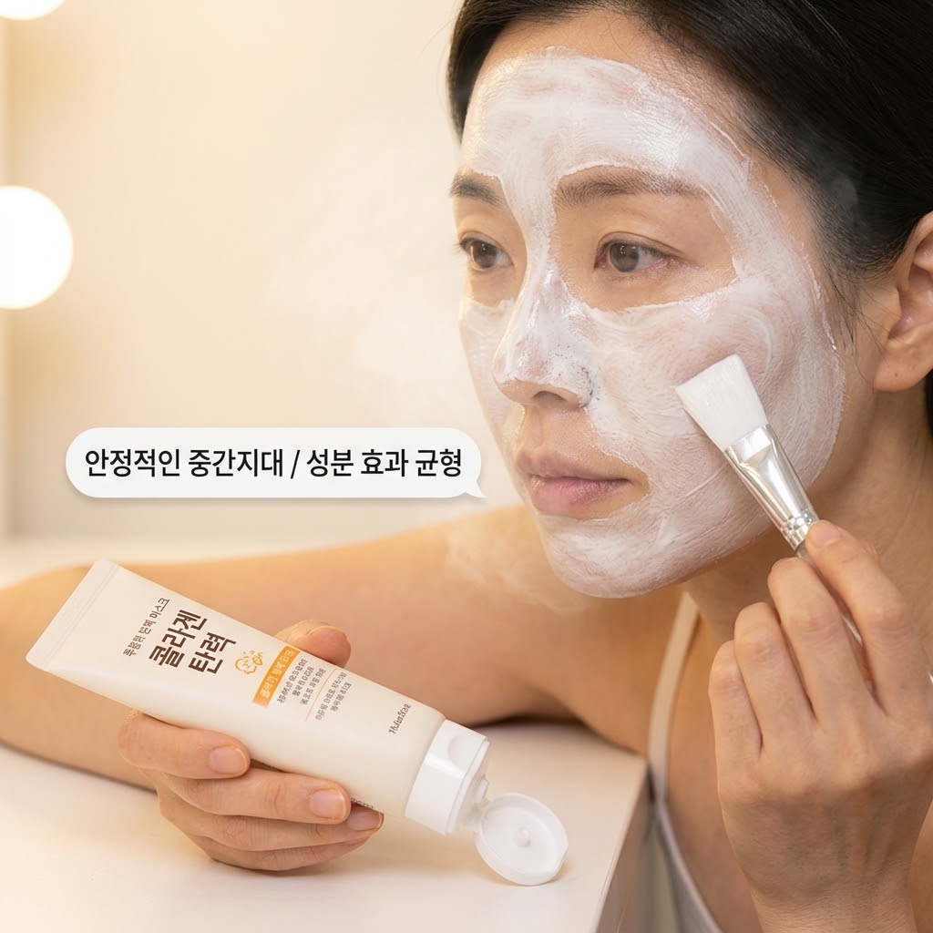 모던하고 깔끔한 파우더룸 화장대 위. 두 개의 사람 손 중 한 손은 실리콘 브러쉬를 잡고 있고, 다른 한 손은 투명한 콜라겐 팩 내용물이 담긴, 계량컵 없는 깨끗한 믹싱 볼을 안정적으로 받치고 있다. 브러쉬에 팩을 묻혀 볼에 부드럽게 펴 바르는 측면 클로즈업 샷.