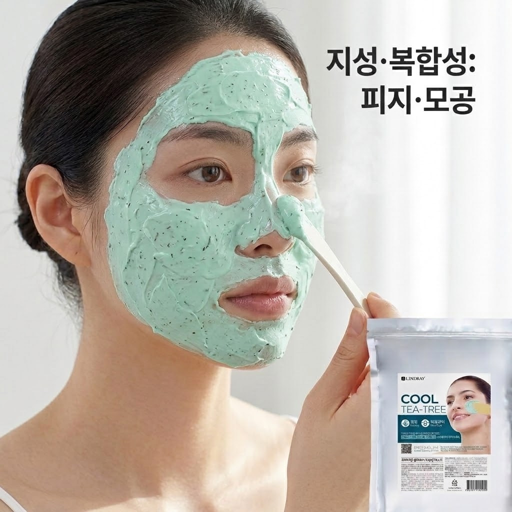 지성 피부용으로 추천되는 다양한 피지 흡착 필오프팩 제품들과 티트리 잎, 병풀 추출물 원물이 함께 진열된 탑뷰(Top-view) 샷. 한쪽에는 모델이 피지 분비가 많은 T존 부위에만 팩을 타겟팅하여 도포하는 측면 앵글이 분할 화면으로 교차 구성된 모습.