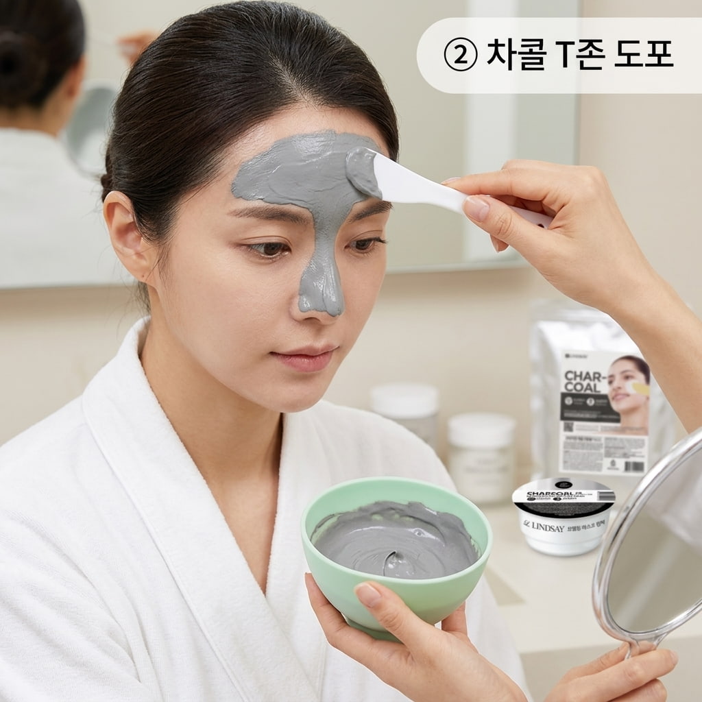 코 피지 및 모공 관리 모델링팩 사용 기준에 따라 두 손으로 스파출라를 쥐고 차콜 반죽을 번들거리는 T존 부위에 도톰하게 펴 바르는 모습.