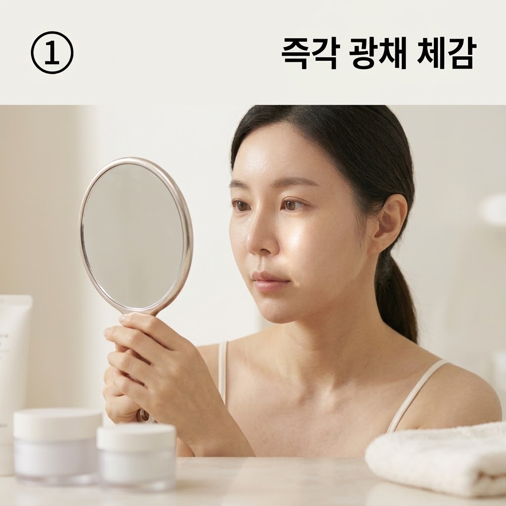 글로우 필오프팩 즉각 광채 체감을 위해 두 손으로 거울을 들고 자연광 아래에서 번들거림 없는 맑고 자연스러운 피부결 정돈 상태를 확인하는 모습.