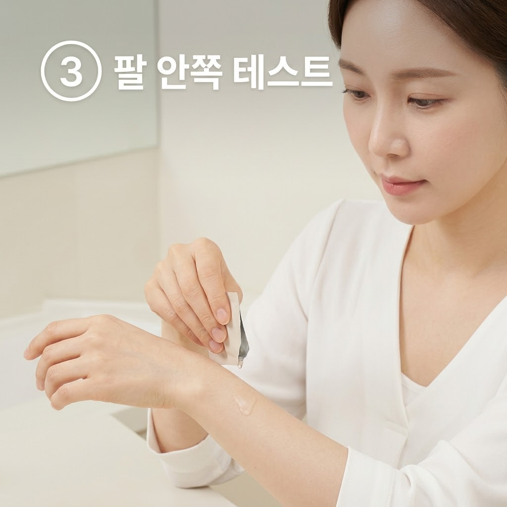 마스크팩 부작용 방지를 위한 사전 테스트 기준으로 한 손으로 파우치의 에센스를 덜어 다른 쪽 팔 안쪽에 소량 바르며 반응을 살피는 모습.